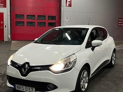 Vit Begagnad 2015 Renault Clio IV Halvkombi | 73 000 kr (Marknadspris)