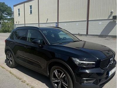 Svart Begagnad 2020 Volvo XC40 R-Design SUV | 305 000 kr (Marknadspris)