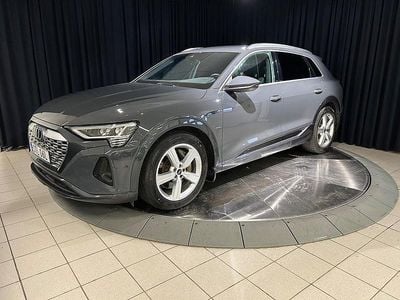 Grå Begagnad 2023 Audi Q8 e-tron SUV | 449 000 kr (Marknadspris)