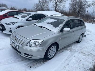 Ljusgrå metallic Begagnad 2004 Toyota Avensis Kombi | 24 900 kr (Dyr)
