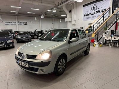 Ljusgrå Begagnad 2004 Renault Clio II Halvkombi | 26 800 kr (Lite dyr)
