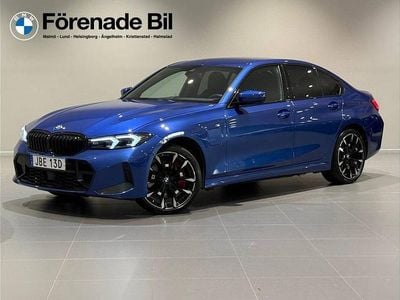 Portimao blå metallic Begagnad 2025 BMW 330 Comfort Edition Sedan | 559 000 kr