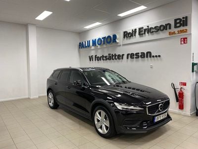 Svart Begagnad 2024 Volvo V60 CC Core Kombi | 399 500 kr (Marknadspris)