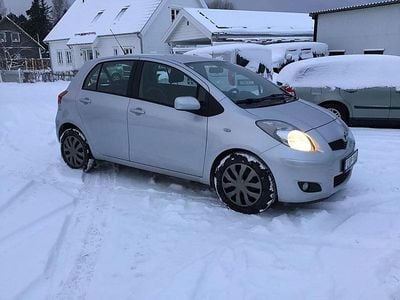 Silver Begagnad 2011 Toyota Yaris Halvkombi | 39 000 kr (Bra pris)