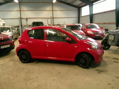 Begagnad Toyota Aygo 68 HK (50 kW) 2006 Röd Halvkombi
