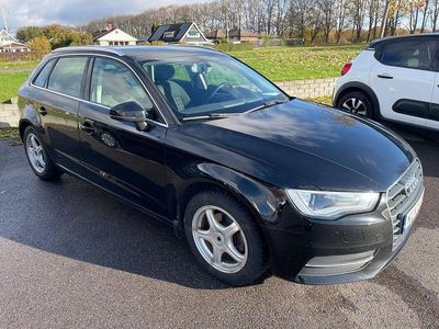 Svart Begagnad 2014 Audi A3 Sportback Attraction Halvkombi | 129 000 kr (Marknadspris)