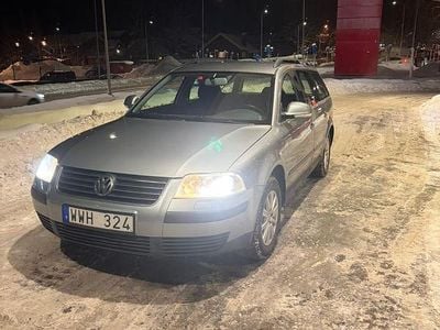 Ljus grå/grön Begagnad 2005 VW Passat Kombi | 19 900 kr (Marknadspris)