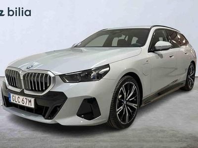 Vit (mineral white) Begagnad 2025 BMW 530e Comfort Edition Kombi | 669 700 kr (Marknadspris)