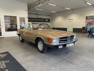 Begagnad Mercedes SL350 195 HK (143 kW) 1972 Guld Cab