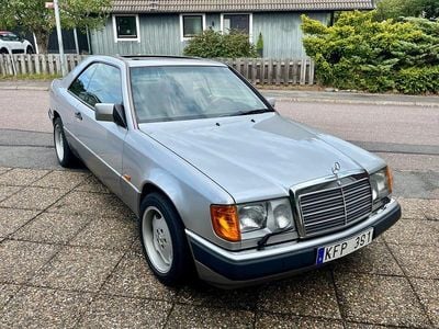 Silvermetallic Begagnad 1991 Mercedes E300 Sportkupé | 199 000 kr