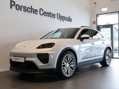 Ljusgrå Begagnad 2025 Porsche Macan 4 Electric SUV | 895 000 kr