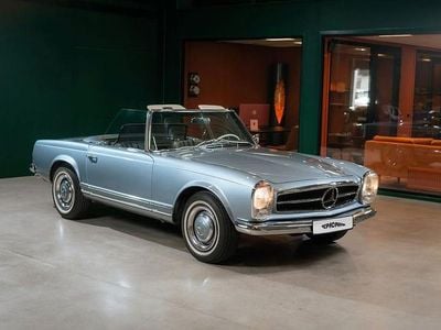 Ljusblå Begagnad 1966 Mercedes 230 Cab | 999 900 kr