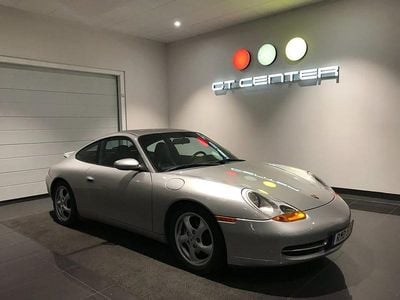 Silvermetallic/svart läder Begagnad 1998 Porsche 911 Carrera Sportkupé | 369 900 kr