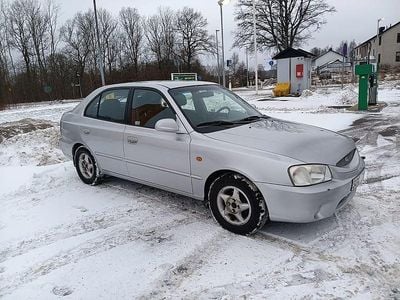 Grå Begagnad 2000 Hyundai Accent Halvkombi | 29 800 kr (Marknadspris)