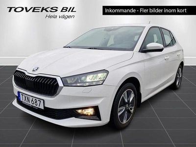 Vit (candy white) Begagnad 2022 Skoda Fabia Style Halvkombi | 189 900 kr (Marknadspris)