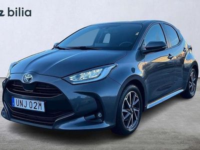 Grå Begagnad 2023 Toyota Yaris Hybrid Active Halvkombi | 239 800 kr (Marknadspris)