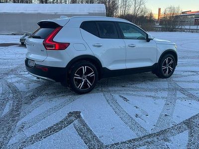 Vit metallic Begagnad 2024 Volvo XC40 SUV | 360 000 kr (Marknadspris)