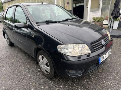 Begagnad Fiat Punto Dynamic 81 HK (59 kW) 2004 Svart Halvkombi