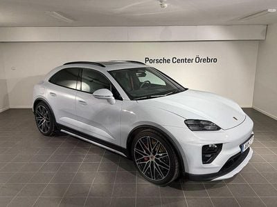 Ljusgrå Begagnad 2024 Porsche Macan SUV | 1 049 000 kr