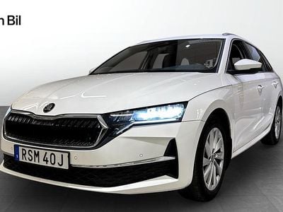 Vit Begagnad 2025 Skoda Octavia Selection Kombi | 294 900 kr (Marknadspris)