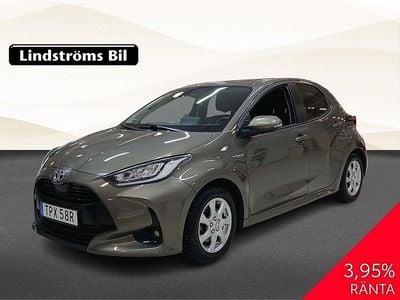 Grön Begagnad 2021 Toyota Yaris Hybrid Active Halvkombi | 189 000 kr (Marknadspris)