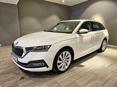 Vit Begagnad 2021 Skoda Octavia Kombi | 274 000 kr (Marknadspris)