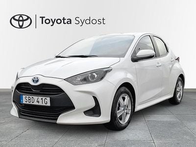 Vit Begagnad 2023 Toyota Yaris Hybrid Active Halvkombi | 215 000 kr (Marknadspris)