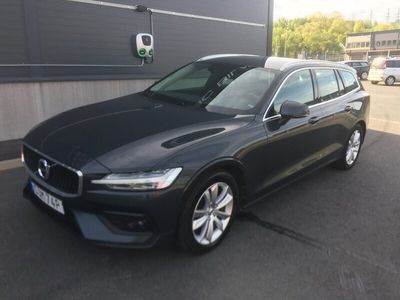 Grå Begagnad 2019 Volvo V60 Momentum Kombi | 210 000 kr (Marknadspris)