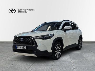 Vit Begagnad 2023 Toyota Corolla Cross Style SUV | 359 900 kr (Marknadspris)