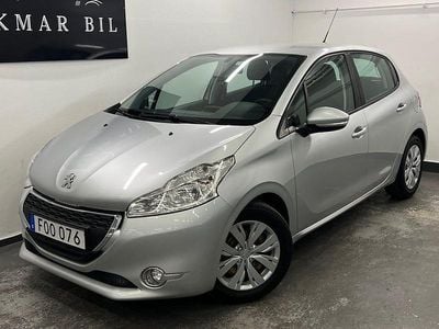 Ljusgrå (grå) Begagnad 2015 Peugeot 208 Halvkombi | 74 900 kr (Marknadspris)
