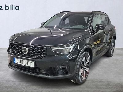 Svart Begagnad 2023 Volvo XC40 Plus SUV | 379 000 kr (Marknadspris)