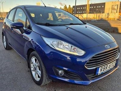 Begagnad Ford Fiesta Titanium 101 HK (74 kW) 2015 Blå Halvkombi