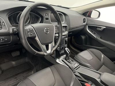 Begagnad Volvo V40 Momentum 190 HK (139 kW) 2016 Röd Halvkombi