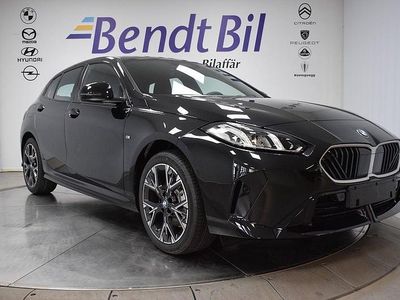 Black sapphire metallic Ny 2025 BMW 120 M Sport Halvkombi | 399 500 kr (Bra pris)