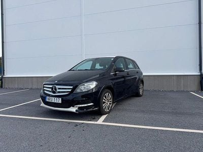 Svart Begagnad 2014 Mercedes B200 Style Minibuss | 25 000 kr
