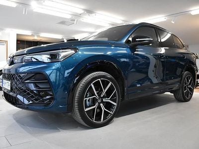 Mörkblå Begagnad 2025 VW Tiguan R-line Edition SUV | 519 800 kr (Marknadspris)