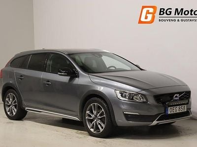 Grå Begagnad 2016 Volvo V60 CC Summum Kombi | 179 600 kr (Lite dyr)