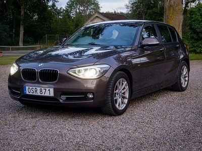 Begagnad BMW 118 Sport Line 143 HK (105 kW) 2015 Brun Halvkombi