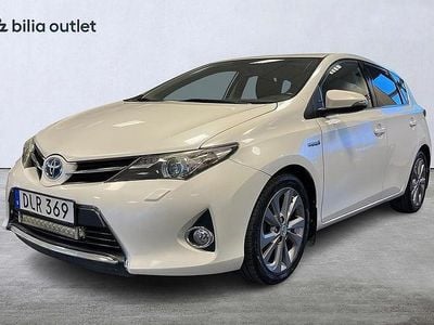 Vit Begagnad 2013 Toyota Auris Hybrid Halvkombi | 144 900 kr (Marknadspris)
