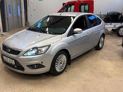 Grå Begagnad 2010 Ford Focus Titanium Halvkombi | 49 900 kr (Lite dyr)