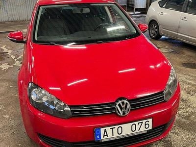 Röd Begagnad 2010 VW Golf VI Halvkombi | 65 000 kr (Marknadspris)