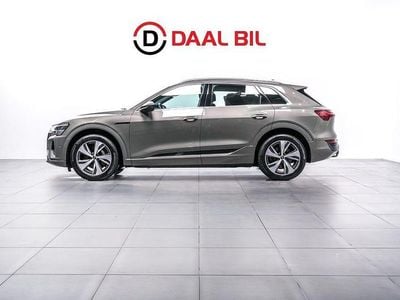 Grå Begagnad 2023 Audi Q8 e-tron Proline SUV | 549 700 kr (Superpris)