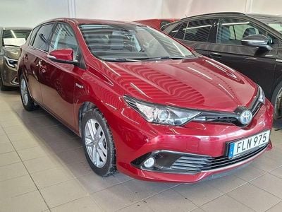 Begagnad Toyota Auris Hybrid Edition 137 HK (100 kW) 2017 Röd Halvkombi