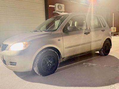 Begagnad Mazda 2 80 HK (58 kW) 2003 Silver Halvkombi