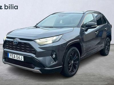 Grå Begagnad 2024 Toyota RAV4 Hybrid Style SUV | 434 900 kr (Marknadspris)