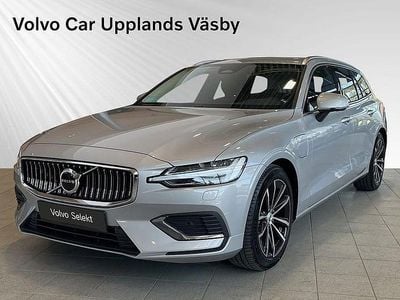 Grå Begagnad 2024 Volvo V60 Plus Kombi | 449 900 kr (Marknadspris)