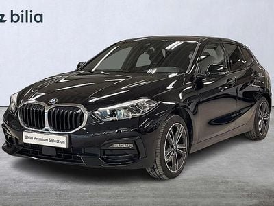 Svart klarlack Begagnad 2022 BMW 118 Sport Line Halvkombi | 267 900 kr (Marknadspris)