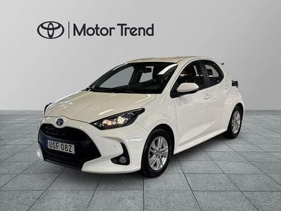 Vit Begagnad 2022 Toyota Yaris Hybrid Comfort Halvkombi | 179 900 kr (Bra pris)