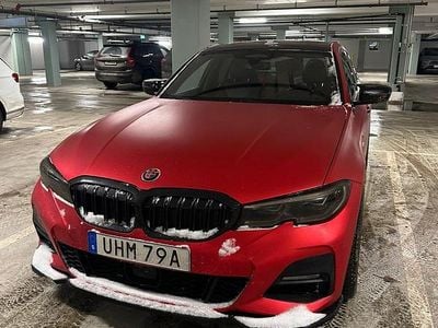 Vit (röd folering) Begagnad 2020 BMW 330 Sedan | 225 000 kr (Lite dyr)