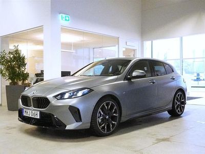 Grå Begagnad 2024 BMW 120 M Sport Halvkombi | 399 800 kr (Marknadspris)